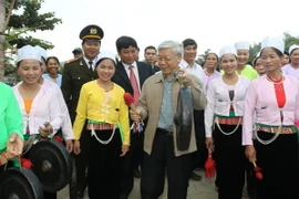 Tổng Bí thư Nguyễn Phú Trọng cùng đánh cồng với đồng bào dân tộc Mường trong Ngày hội Đại đoàn kết toàn dân tộc khu dân cư xóm Cầu, xã Bắc Sơn, huyện Kim Bôi, tỉnh Hòa Bình (13/11/2011). (Ảnh: Trí Dũng/TTXVN)