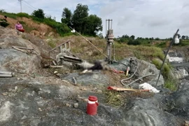 Hiện trường công nhân tử vong trên công trường khai thác mỏ đá Rạng Đông. (Ảnh: TTXVN phát)