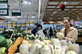 Người tiêu dùng Thành phố Hồ Chí Minh mua sản phẩm OCOP. (Ảnh: Mỹ Phương/TTXVN)