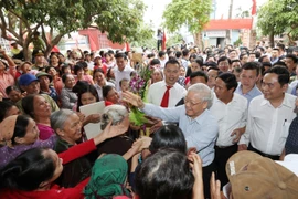Tổng Bí thư Nguyễn Phú Trọng với nhân dân thôn Thượng Điện, xã Vinh Quang, huyện Vĩnh Bảo trong Ngày hội Đại đoàn kết toàn dân tộc thành phố Hải Phòng. (Ảnh: Trí Dũng/TTXVN)