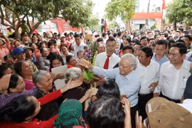 Tổng Bí thư Nguyễn Phú Trọng với nhân dân thôn Thượng Điện, xã Vinh Quang, huyện Vĩnh Bảo trong Ngày hội Đại đoàn kết toàn dân tộc thành phố Hải Phòng. (Ảnh: Trí Dũng/TTXVN)