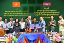 Hai bên ký biên bản bàn giao, tiếp nhận, hồi hương hài cốt liệt sỹ quân tình nguyện và chuyên gia Việt Nam. (Ảnh: TTXVN phát)