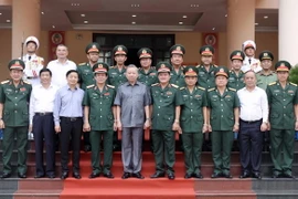 Chủ tịch nước Tô Lâm, Phó Thủ tướng Trần Hồng Hà và các đại biểu với cán bộ, sĩ quan chỉ huy Lữ đoàn Công binh 25. (Ảnh: Nhan Sáng/TTXVN)