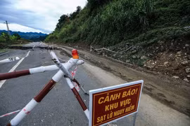 Để đảm bảo an toàn giao thông cho người và phương tiện lưu thông qua đoạn tuyến, đơn vị chức năng đã căng dây, cắm biển cảnh báo khu vực sạt lở. (Ảnh: Trọng Đạt/TTXVN)