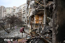 Tòa chung cư bị phá hủy ở Koshytsa, ngoại ô thủ đô Kiev, trong chiến dịch quân sự của Nga tại Ukraine, ngày 25/2/2022. (Ảnh: AFP/TTXVN)