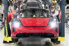 Xe điện Taycan được sản xuất tại nhà máy ở Stuttgart, Đức. (Ảnh: AFP/TTXVN)