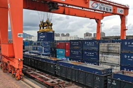 Bốc dỡ container hàng hóa tại cảng Đại Liên. (Ảnh: THX/TTXVN)