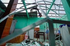 Nhiều nhà dân bị lốc xoáy làm tốc mái, hư hại nghiêm trọng. (Ảnh: TTXVN phát)