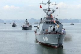 Các tàu chiến của Quân chủng Hải quân tham dự Lễ tưởng niệm các Anh hùng Liệt sỹ và nhân dân đã hy sinh trong chiến thắng trận đầu ngày 2 và 5/8/1964 tại vùng biển Cửa Lục (Quảng Ninh, 3/8/2014). (Ảnh: Trọng Đức/TTXVN)