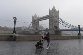 Người dân đeo khẩu trang phòng lây nhiễm COVID-19 tại London, Anh. (Ảnh: THX/TTXVN)