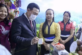 Bí thư Thành ủy Hà Nội Vương Đình Huệ và đại biểu tham quan các gian hàng tại Lễ hội Sắc màu Sơn La- Tây Bắc tổ chức tại Quảng trường Tượng đài Lý Thái Tổ (Hà Nội). (Ảnh: Tuấn Đức - TTXVN)