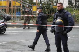 Cảnh sát Pháp phong tỏa hiện trường một vụ tấn công bằng dao ở thủ đô Paris. (Ảnh: AFP/TTXVN)
