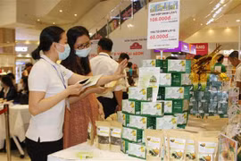 Doanh nghiệp thiệu sản phẩm Hàng Việt Nam chất lượng cao. (Ảnh: Xuân Anh/TTXVN)