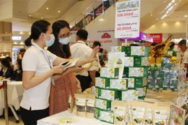 Doanh nghiệp thiệu sản phẩm Hàng Việt Nam chất lượng cao. (Ảnh: Xuân Anh/TTXVN)