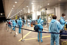 Các công dân làm thủ tục tại sân bay Vân Đồn. Ảnh minh họa. (Ảnh: TTXVN phát)