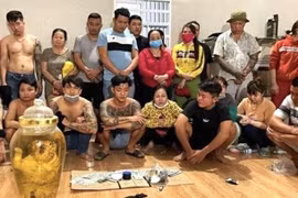 Các đối tượng tham gia đánh bạc bị bắt giữ. (Ảnh : TTXVN phát)
