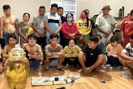 Các đối tượng tham gia đánh bạc bị bắt giữ. (Ảnh : TTXVN phát)