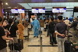 Đại sứ quán Việt Nam tại Myanmar đã cử cán bộ trực tiếp ra sân bay hỗ trợ công dân hoàn thành các thủ tục cần thiết trước khi máy bay cất cánh. (Ảnh: TTXVN phát)