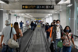 Hành khách đeo khẩu trang phòng lây nhiễm COVID-19 tại sân bay Suvarnabhumi ở Bangkok, Thái Lan. (Ảnh: AFP/TTXVN)