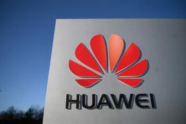 Biểu tượng Huawei bên ngoài văn phòng ở Reading, phía Tây London, Anh. (Ảnh: AFP/TTXVN)