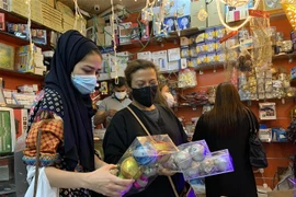 Một cửa hàng bán đồ trang trí Giáng sinh tại Riyadh, Saudi Arabia. (Ảnh: AFP/TTXVN)