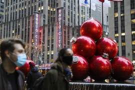 Người dân đeo khẩu trang phòng lây nhiễm COVID-19 tại New York, Mỹ. (Ảnh: THX/TTXVN)