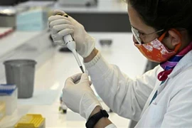 Nghiên cứu viên thử nghiệm vắcxin COVID-19. Ảnh minh họa. (Ảnh: Getty Images/TTXVN)