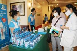 Khách tham quan triển lãm. (Ảnh: Mỹ Phương/TTXVN)