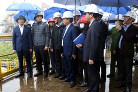 Thứ trưởng Bộ Tài nguyên và Môi trường Võ Tuấn Nhân cùng đoàn công tác kiểm tra khu vực hồ sinh học xử lý nước thải của Công ty TNHH Gang thép Hưng Nghiệp Formosa Hà Tĩnh. (Ảnh: Công Tường/TTXVN)