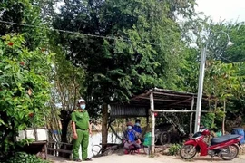 Hai đối tượng trốn khỏi khu cách ly tập trung bị lực lượng chức năng phát hiện, bắt giữ tại khu vực xã Phú Hữu, huyện An Phú, tỉnh An Giang. (Ảnh: Công Mạo/TTXVN)