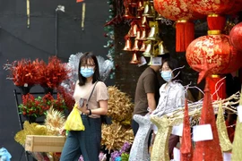 Người dân đeo khẩu trang phòng lây nhiễm COVID-19 tại Kuala Lumpur, Malaysia. (Ảnh: THX/TTXVN)