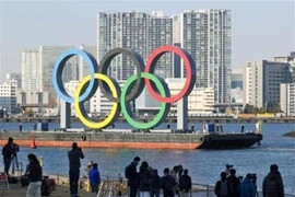 Vòng tròn biểu tượng Olympic được vận chuyển trên vịnh Tokyo, bên ngoài công viên nước Odaiba. (Ảnh: AFP/TTXVN)
