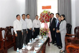 Ban Dân vận Trung ương thăm, chúc mừng Lễ Giáng sinh Tòa Giáo mục Phan Thiết. (Ảnh: Hồng Hiếu/TTXVN)