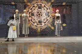 Người dân đeo khẩu trang phòng lây nhiễm COVID-19 tại London, Anh. (Ảnh: THX/TTXVN)