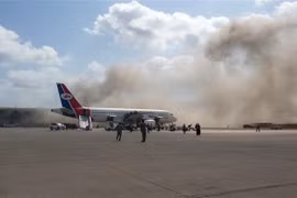 Khói bốc lên sau vụ nổ ở sân bay Aden (Yemen) ngày 30/12. (Ảnh: AFP/TTXVN)