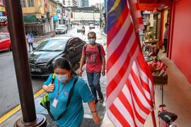 Người dân đeo khẩu trang phòng lây nhiễm COVID-19 tại Kuala Lumpur, Malaysia. (Ảnh: THX/TTXVN)