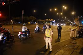 Cảnh sát giao thông-Cảnh sát cơ động Thành phố Hồ Chí Minh chốt chặn phòng chống đua xe trên đại lộ Võ Văn Kiệt. (Ảnh: Thành Chung/TTXVN)