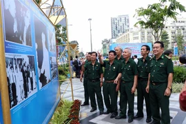Các cựu chiến binh tham quan triển lãm ảnh có chủ đề Mặt trận Tổ quốc Việt Nam - lịch sử 90 năm vẻ vang được trưng bày tại công viên Lam Sơn. (Ảnh: Xuân Khu/TTXVN)