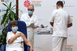 Giáo sư Maria Rosaria Capobianchi là người đầu tiên ở Italy được tiêm vắcxin COVID-19. (Nguồn: AFP)