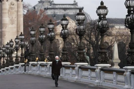 Người dân đeo khẩu trang phòng dịch COVID-19 tại Paris, Pháp. (Ảnh: THX/TTXVN)