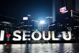 Biểu tượng của thành phố Seoul được dựng tại Quảng trường trước Tòa thị chính với khẩu hiệu Seoul của Bạn và Tôi. (Ảnh: Phạm Anh Nguyên/TTXVN)