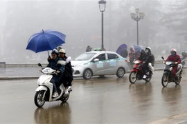 Sương mù dày đặc tại thị xã SaPa ảnh hưởng đến tầm nhìn của các phương tiện tham gia giao thông. (Ảnh: Quốc Khánh/TTXVN)