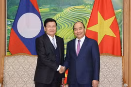 Thủ tướng Nguyễn Xuân Phúc và Thủ tướng Lào Thongloun Sisoulith. (Ảnh: Thống Nhất/TTXVN) 