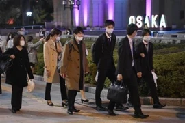 Người dân đeo khẩu trang phòng lây nhiễm COVID-19 tại Osaka, Nhật Bản. (Ảnh: Kyodo/TTXVN)