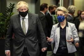 Thủ tướng Anh Boris Johnson (trái) và Chủ tịch Ủy ban châu Âu (EC) Ursula von der Leyen (phải) tại cuộc gặp ở Brussels, Bỉ ngày 9/12. (Ảnh: AFP/TTXVN)