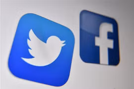 Biểu tượng của Facebook và Twitter. (Ảnh: AFP/TTXVN)