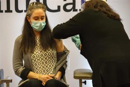 Một nhân viên y tế được tiêm vắcxin ngừa COVID-19 của Moderna tại Hartford, bang Connecticut, Mỹ. (Ảnh: AFP/TTXVN)