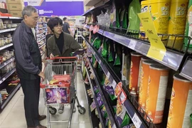 Khách hàng chọn mua các sản phẩm thực phẩm tại siêu thị. (Ảnh: Phạm Kiên/TTXVN)