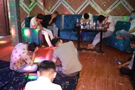 Các đối tượng bị công an bắt quả tang khi đang sử dụng ma túy bay lắc. Ảnh minh họa. (Ảnh: TTXVN phát)