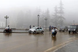 Sương mù dày đặc tại thị xã SaPa ảnh hưởng đến tầm nhìn của các phương tiện tham gia giao thông. (Ảnh: Quốc Khánh/TTXVN)